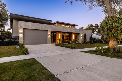 House in Miami Shores, Florida 5 bedrooms, 474.64 sq.m. № 2031365