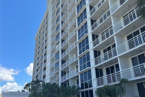 Condo in Clearwater, Florida, 2 bedrooms  № 1910288 - photo 1