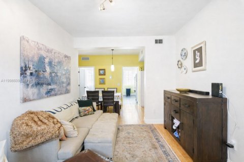 Condominio en venta en Miami Beach, Florida, 2 dormitorios, 65.68 m2 № 2168695 - foto 3