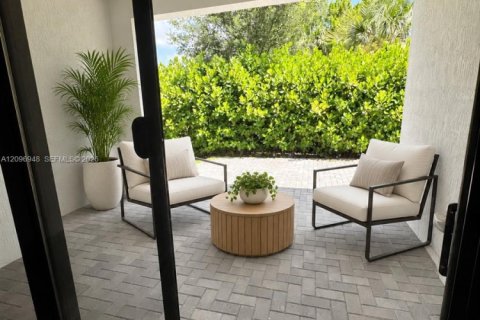 House in Lake Worth, Florida 3 bedrooms, 215.25 sq.m. № 2429787 - photo 21