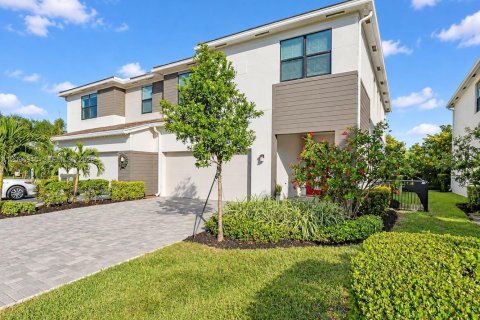 House in Lake Worth, Florida 3 bedrooms, 215.25 sq.m. № 2429787 - photo 2