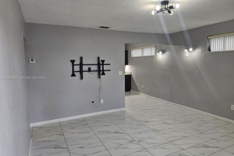 Снять в аренду виллу или дом в Пальметто-Бей, Флорида 2 спальни, 74.32м2, № 1992187 - фото 12