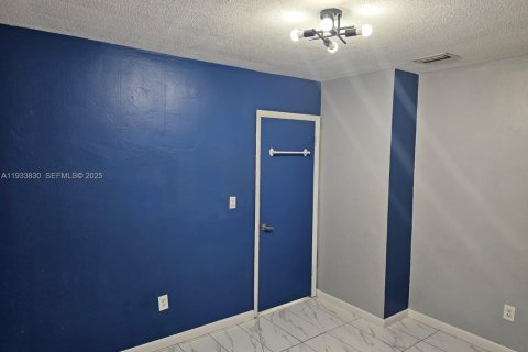 Снять в аренду виллу или дом в Пальметто-Бей, Флорида 2 спальни, 74.32м2, № 1992187 - фото 9