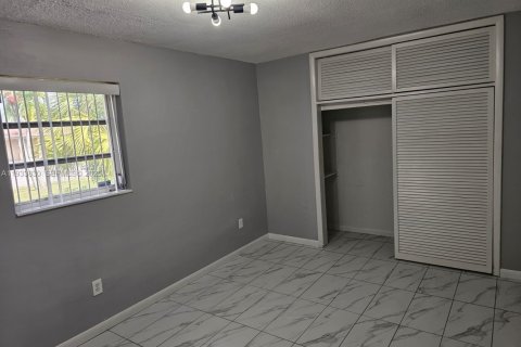 Снять в аренду виллу или дом в Пальметто-Бей, Флорида 2 спальни, 74.32м2, № 1992187 - фото 7