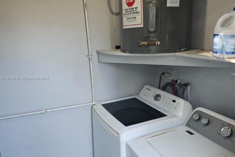 Снять в аренду виллу или дом в Пальметто-Бей, Флорида 2 спальни, 74.32м2, № 1992187 - фото 2