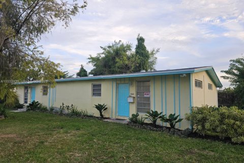 Снять в аренду виллу или дом в Пальметто-Бей, Флорида 2 спальни, 74.32м2, № 1992187 - фото 1