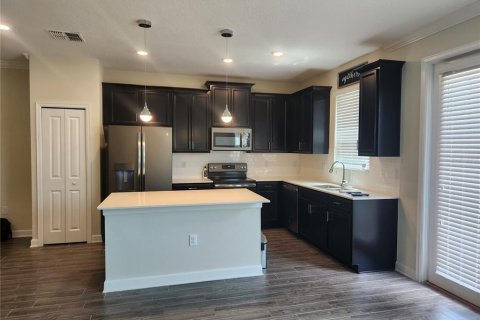 Townhouse in Davenport, Florida 4 bedrooms, 188.22 sq.m. № 2211649 - photo 3