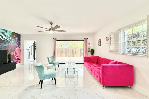 Купить виллу или дом в Уилтон-Мэнорс, Флорида 4 спальни, 257.15м2, № 2006630 - фото 10