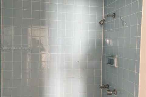Apartamento en alquiler en Hialeah, Florida, 2 dormitorios, 78.04 m2 № 1933434 - foto 11