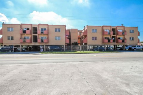 Apartamento en alquiler en Hialeah, Florida, 2 dormitorios, 78.04 m2 № 1933434 - foto 1