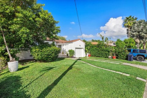 House in Surfside, Florida 3 bedrooms, 125.88 sq.m. № 2012344 - photo 2