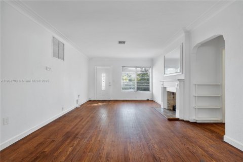 House in Surfside, Florida 3 bedrooms, 125.88 sq.m. № 2012344 - photo 9