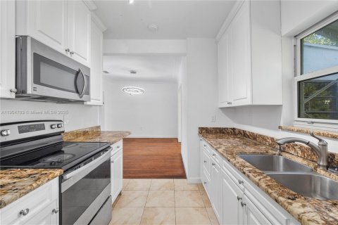 House in Surfside, Florida 3 bedrooms, 125.88 sq.m. № 2012344 - photo 12