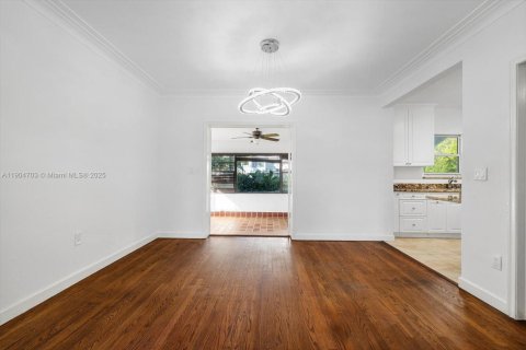 House in Surfside, Florida 3 bedrooms, 125.88 sq.m. № 2012344 - photo 8