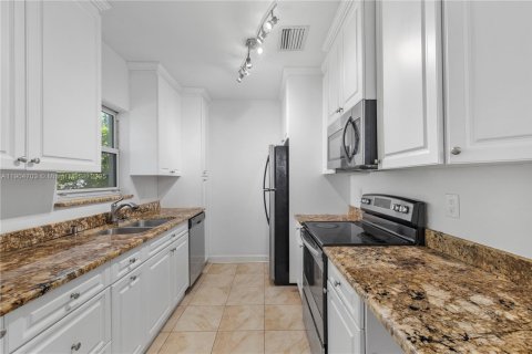 House in Surfside, Florida 3 bedrooms, 125.88 sq.m. № 2012344 - photo 11