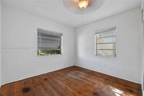 House in Surfside, Florida 3 bedrooms, 125.88 sq.m. № 2012344 - photo 14