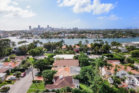 House in Surfside, Florida 3 bedrooms, 125.88 sq.m. № 2012344 - photo 24