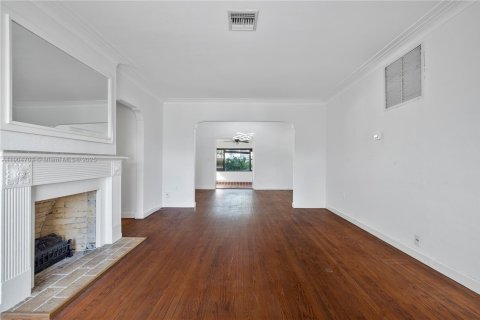 House in Surfside, Florida 3 bedrooms, 125.88 sq.m. № 2012344 - photo 6