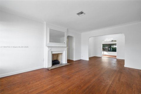 House in Surfside, Florida 3 bedrooms, 125.88 sq.m. № 2012344 - photo 5