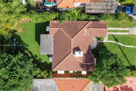 House in Surfside, Florida 3 bedrooms, 125.88 sq.m. № 2012344 - photo 20