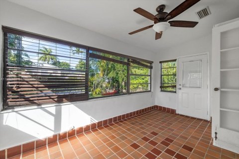 House in Surfside, Florida 3 bedrooms, 125.88 sq.m. № 2012344 - photo 17