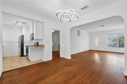 House in Surfside, Florida 3 bedrooms, 125.88 sq.m. № 2012344 - photo 10