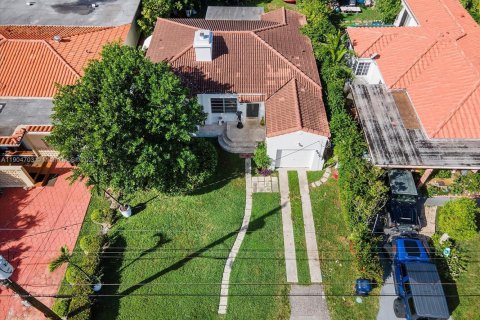 House in Surfside, Florida 3 bedrooms, 125.88 sq.m. № 2012344 - photo 4