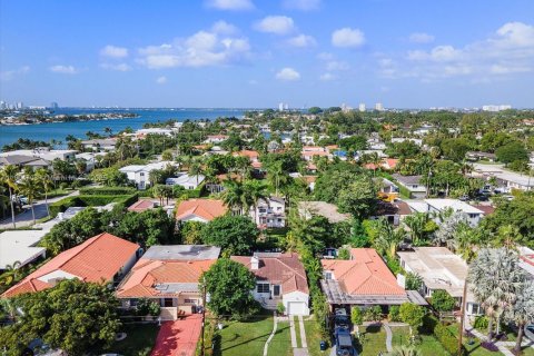 House in Surfside, Florida 3 bedrooms, 125.88 sq.m. № 2012344 - photo 21