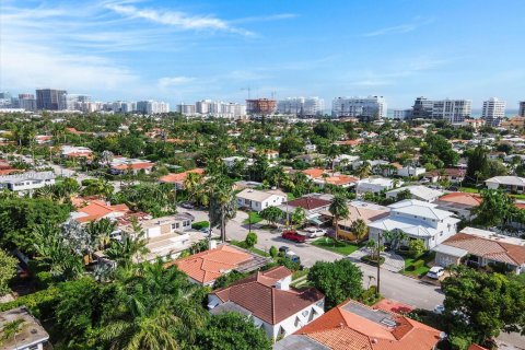 House in Surfside, Florida 3 bedrooms, 125.88 sq.m. № 2012344 - photo 23