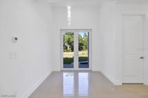 House in Lehigh Acres, Florida 3 bedrooms, 142.79 sq.m. № 2425843 - photo 3