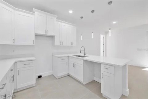 House in Lehigh Acres, Florida 3 bedrooms, 142.79 sq.m. № 2425843 - photo 15