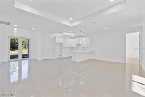 House in Lehigh Acres, Florida 3 bedrooms, 142.79 sq.m. № 2425843 - photo 6