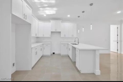 House in Lehigh Acres, Florida 3 bedrooms, 142.79 sq.m. № 2425843 - photo 14