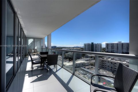 Condo in Miami Beach, Florida, 2 bedrooms  № 2046929 - photo 16
