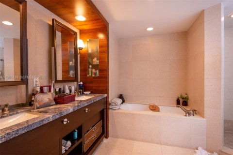 Condo in Miami Beach, Florida, 2 bedrooms  № 2046929 - photo 10