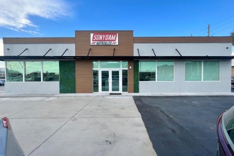 Commercial property in Orlando, Florida 223.52 sq.m. № 2128479
