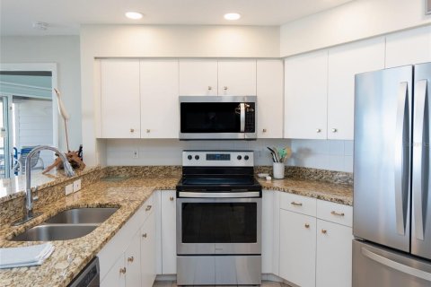 Condo in Englewood, Florida, 2 bedrooms  № 1679310 - photo 13