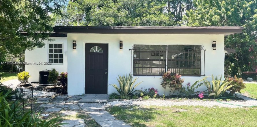 Villa ou maison à Miami, Floride 6 chambres, 134.71 m2 № 1890379