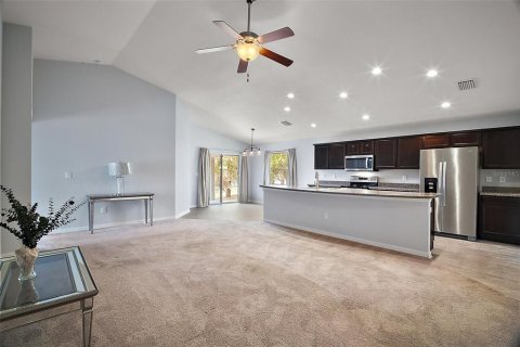 House in Lady Lake, Florida 4 bedrooms, 166.76 sq.m. № 1586349 - photo 4
