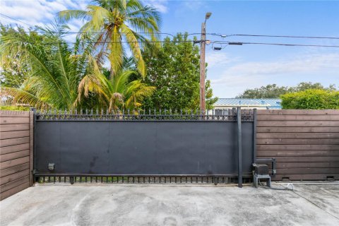 House in Miami Springs, Florida 2 bedrooms, 82.78 sq.m. № 1763481 - photo 19