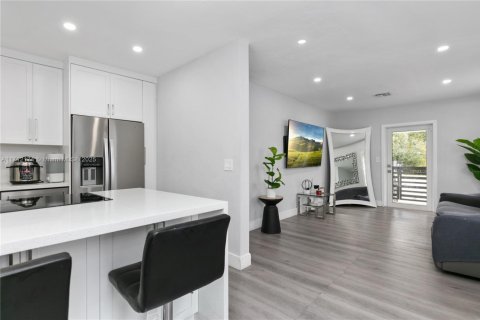 House in Miami Springs, Florida 2 bedrooms, 82.78 sq.m. № 1763481 - photo 10