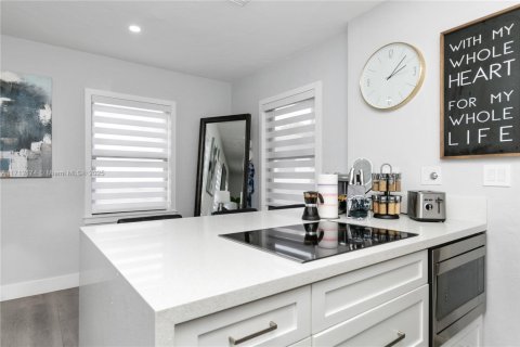 House in Miami Springs, Florida 2 bedrooms, 82.78 sq.m. № 1763481 - photo 12