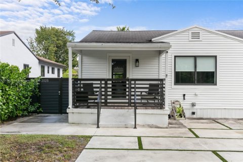 House in Miami Springs, Florida 2 bedrooms, 82.78 sq.m. № 1763481 - photo 2