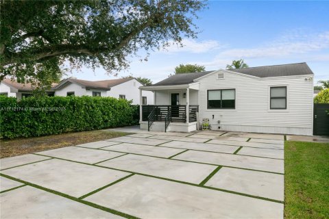 House in Miami Springs, Florida 2 bedrooms, 82.78 sq.m. № 1763481 - photo 3