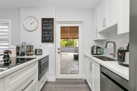 House in Miami Springs, Florida 2 bedrooms, 82.78 sq.m. № 1763481 - photo 11
