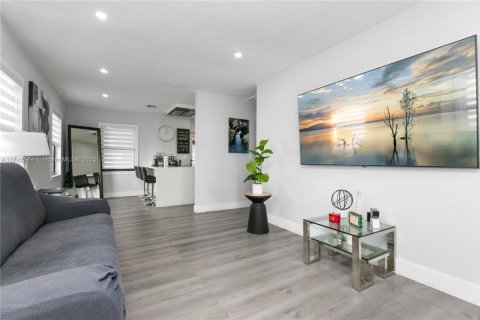 House in Miami Springs, Florida 2 bedrooms, 82.78 sq.m. № 1763481 - photo 8