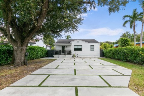 House in Miami Springs, Florida 2 bedrooms, 82.78 sq.m. № 1763481 - photo 1