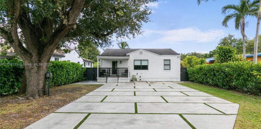 House in Miami Springs, Florida 2 bedrooms, 82.78 sq.m. № 1763481