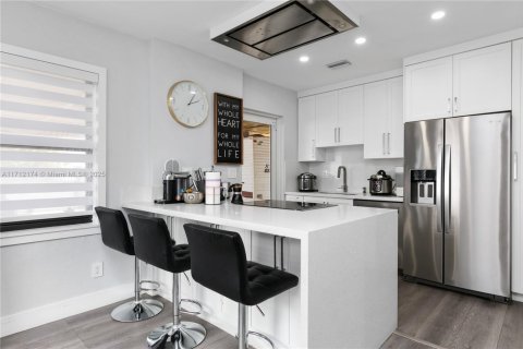 House in Miami Springs, Florida 2 bedrooms, 82.78 sq.m. № 1763481 - photo 9
