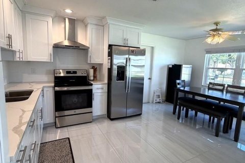 House in Sebring, Florida 2 bedrooms, 106.19 sq.m. № 2195905 - photo 3